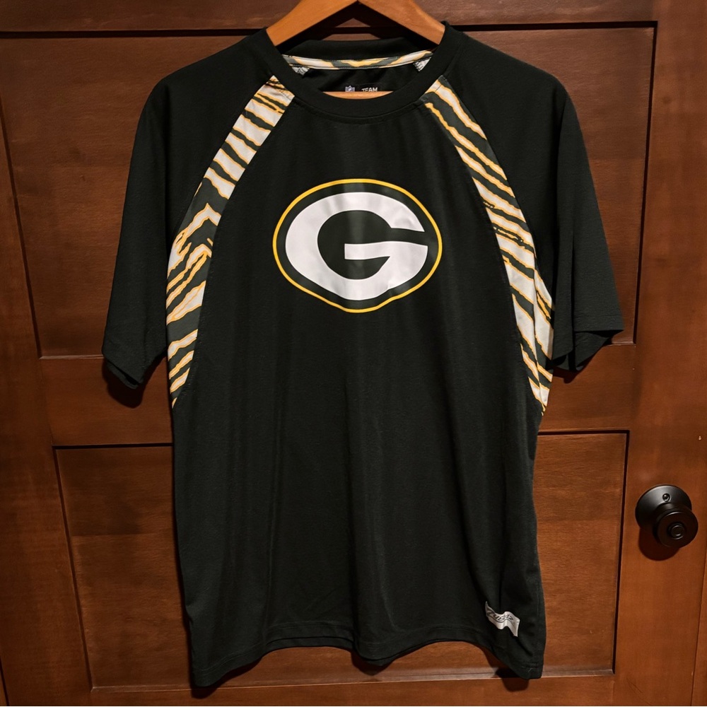 NFL Team Apparel Green Bay Packers ZUBAZ performance T-Shirt